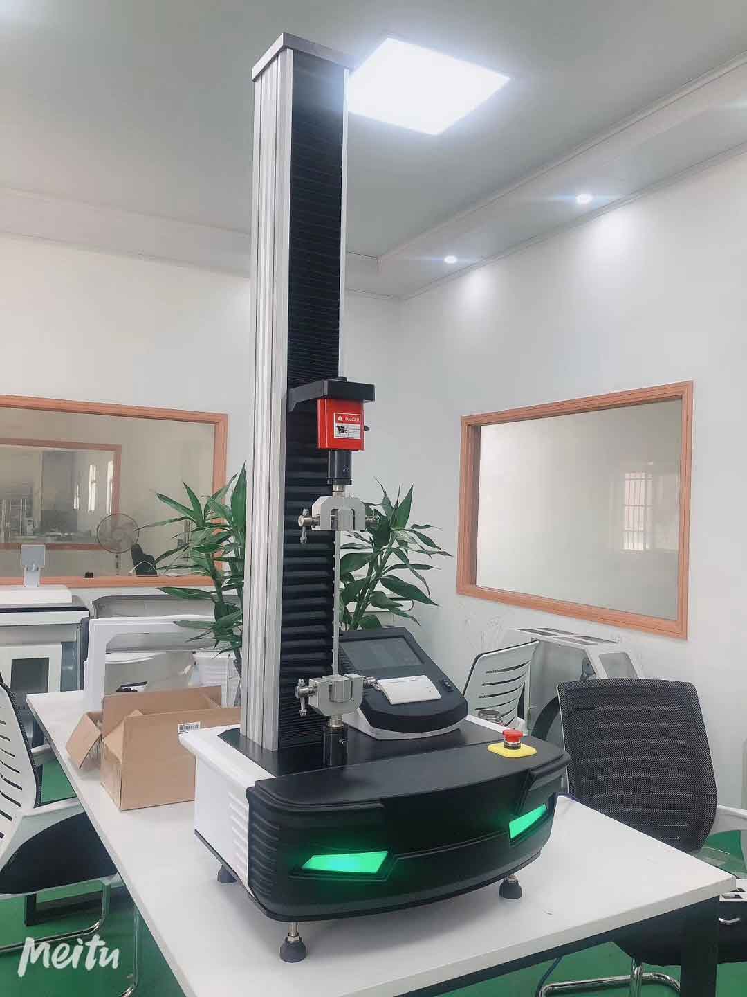 萬(wàn)能拉力試驗(yàn)機(jī).jpg
